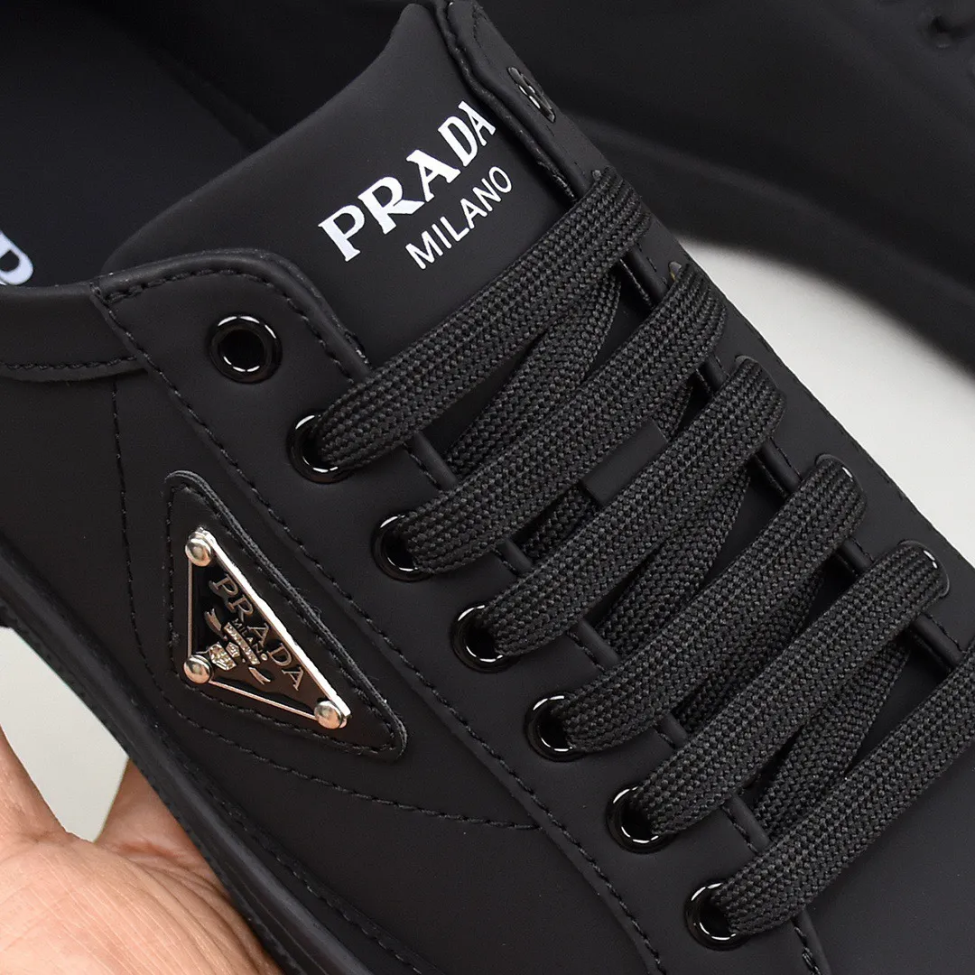 【PRADA】Men's shoes 💰400💰. Detonate the whole place! An international brand that is constantly innovating. This men's casual shoe is the original version. It is made of cowhide leather at a ratio of one to one at the store. It has leather feet and rubber non-slip outsole. It is breathable and comfortable. Quality speaks for itself. 👄38-44